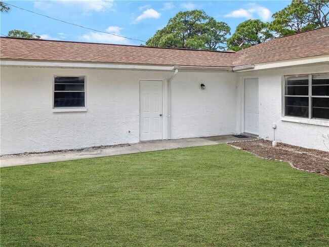 Building Photo - 929 Royal Palm Dr