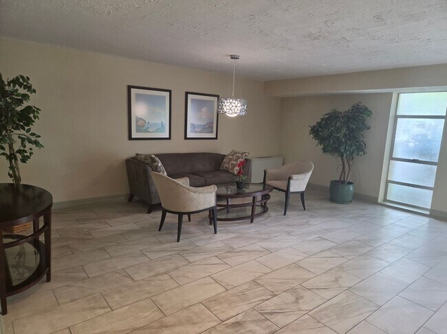 Building Photo - 7420 Lakeview Dr