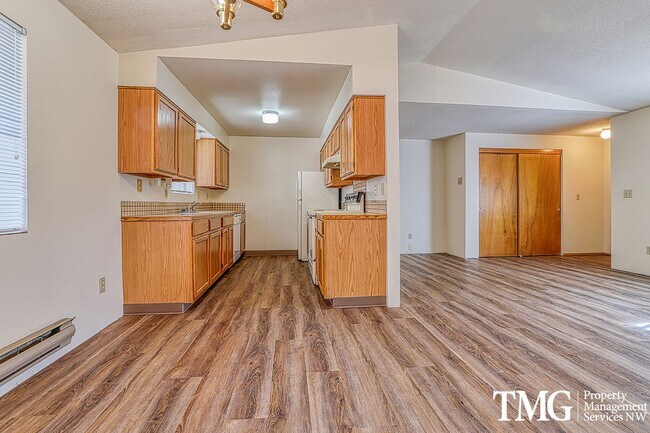 Building Photo - Great Duplex w/ 2 Bedrooms and 1 Bath with...