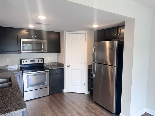 Foto del edificio - 3 Bed | 2.5 Bath | 2 Car Garage Townhome in Grain Valley w/ Special