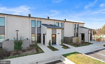 Building Photo - 19520 Village Walk Dr
