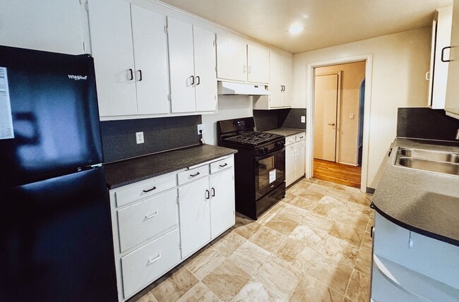 Building Photo - Charming 3 Bedroom in River Road Area!