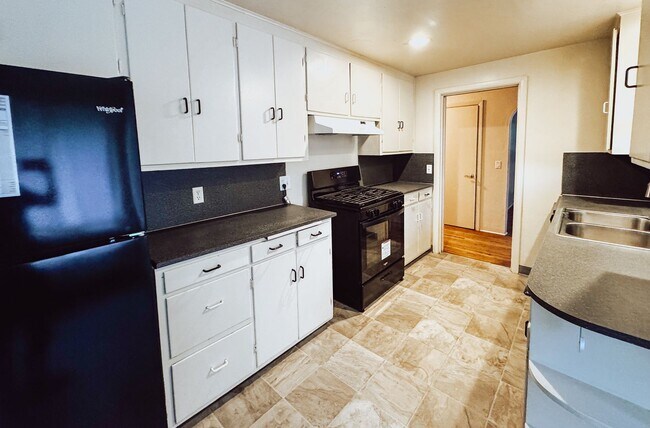 Foto del edificio - Charming 3 Bedroom in River Road Area!