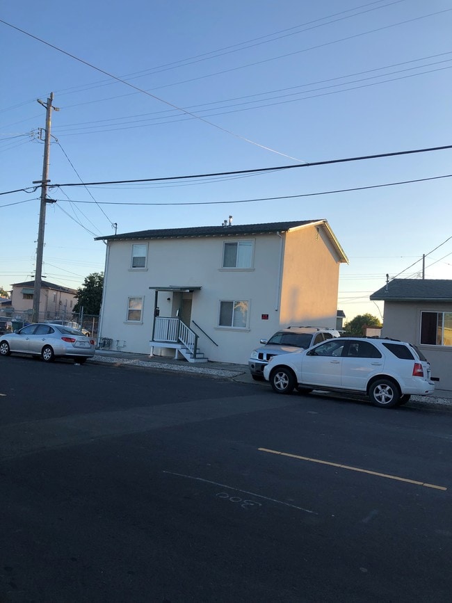 Building Photo - 122 Railroad Ave