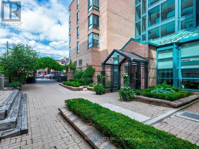 Building Photo - 225-225 Davenport Rd