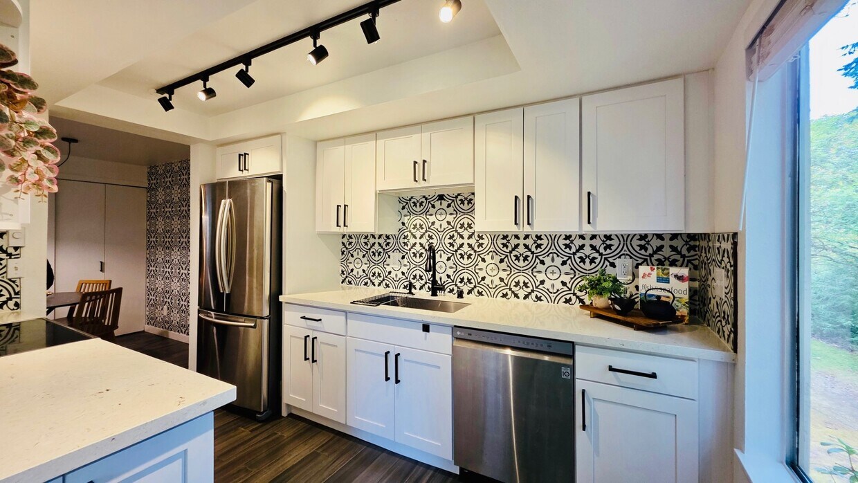 Foto principal - 4717 W Lake Sammamish Pkwy SE