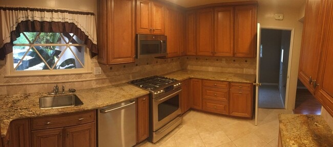 Building Photo - Spectacular Home Located in West Hills!