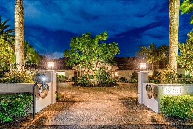 Foto del edificio - 8251 Old Cutler Rd