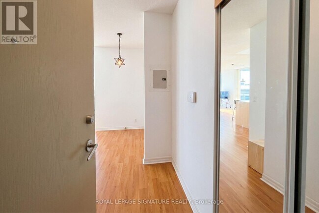 Photo du bâtiment - 220 Burnhamthorpe Rd W