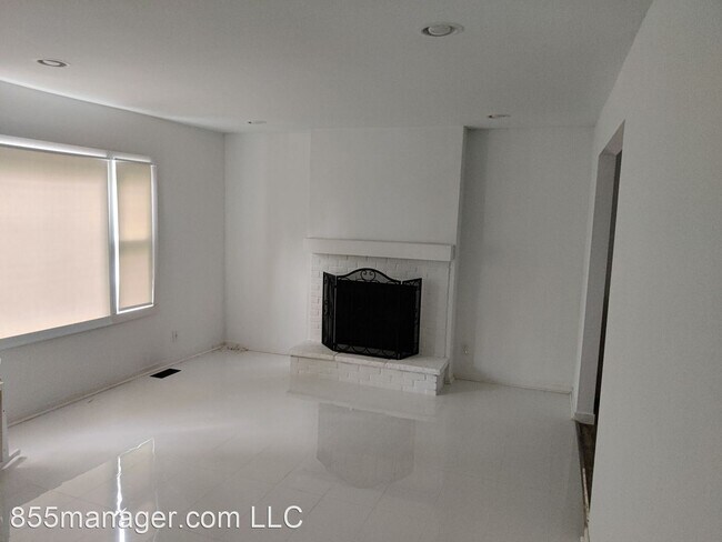 Foto del edificio - 3 br, 2 bath House - 4760 Forest Ave