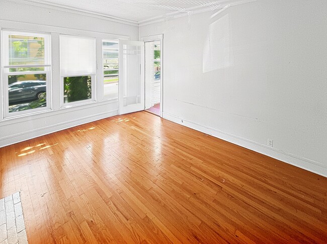 Building Photo - 1308 W Rosemont Ave