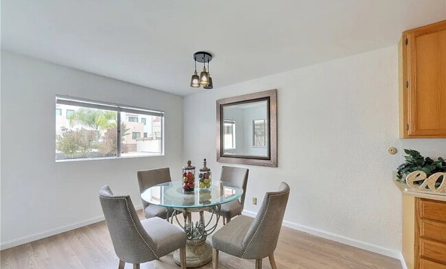 Building Photo - "Chic 1-Bed Oasis with Hardwood Floors & C...
