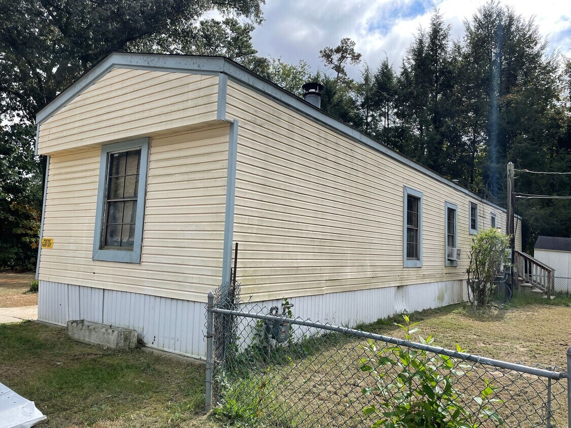 Primary Photo - Updated 2 bedroom 2 bath Home in Laurel La...
