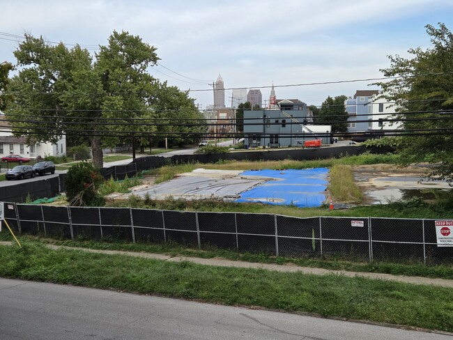 Building Photo - 1340 W 58th St