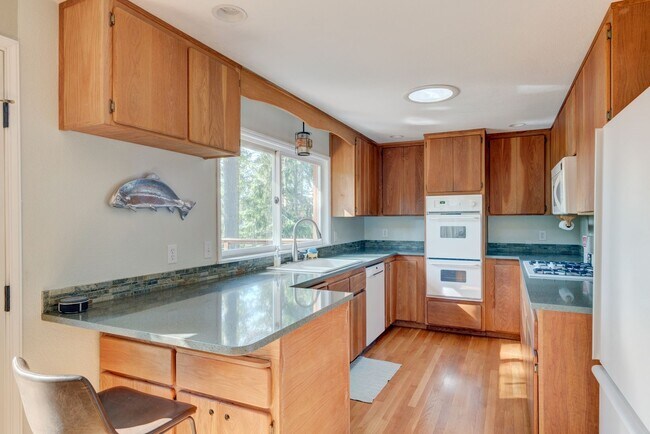 Building Photo - 3 Bedroom Fully Furnished Home with water ...