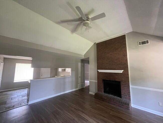 Building Photo - FIRST MONTHS RENT FREE!