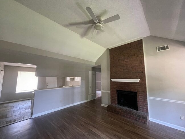 Foto del edificio - FIRST MONTHS RENT FREE!