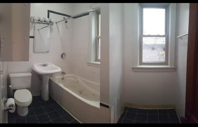 Foto del edificio - 3017 N Gresham Ave