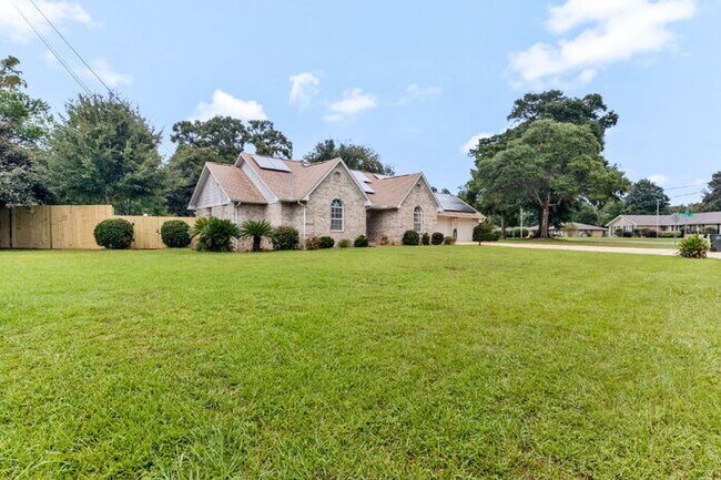 Foto del edificio - AVAILABLE NOW – $3,000/MONTH – ALL UTILITIES + LAWN SERVICE + POOL SERVICE INCLUDED!