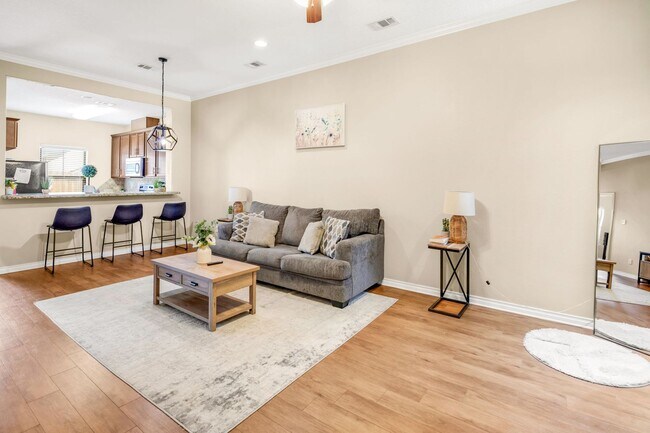 Foto del edificio - AUGUST PRE-LEASE Spacious 3 Bedroom 2.5 Bathroom Townhome with Covered Parking