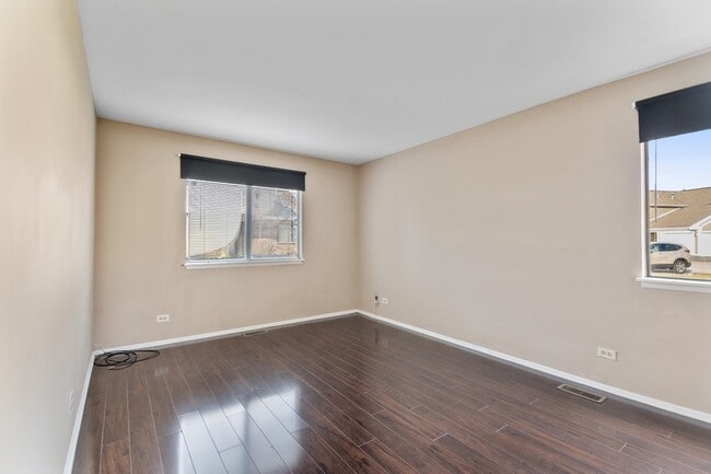 Building Photo - 402 Pinetree Ln