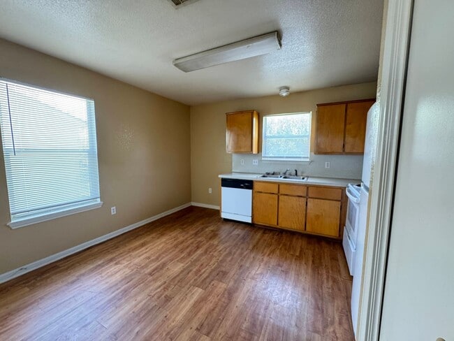 Building Photo - 1002 Circle M Dr