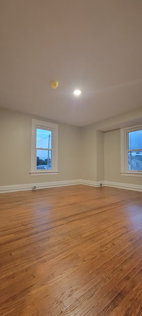 Building Photo - Heights 3br 1b 2 car garage with remote openers