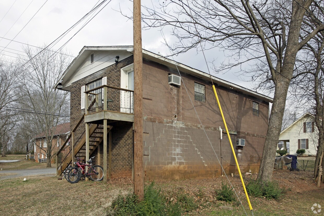 Building Photo - 565 Monroe St