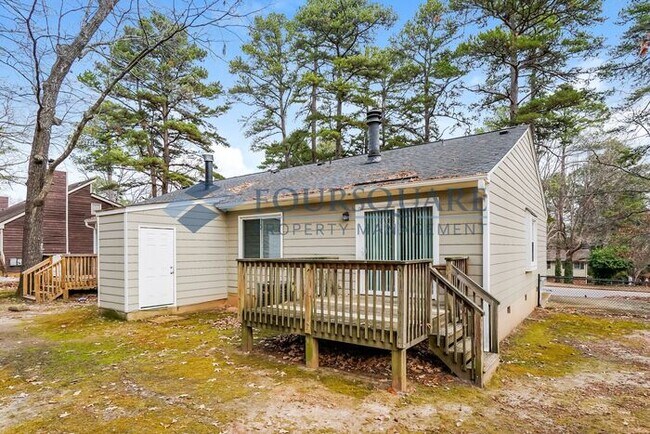 Foto del edificio - Charming 2-Bed / 2-Bath Duplex with Open Floor Plan & Shared Fenced Yard , Near I-40