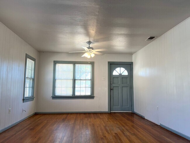 Building Photo - Cute 3 Bed, 3 Bath Pre-Leasing Fall 2024 w...