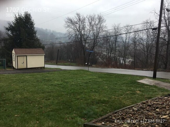 Building Photo - 3 bedroom 1 bath Lincoln Place! Winter Spe...