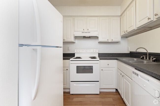 Kitchen - Oak Manor Apartment Homes