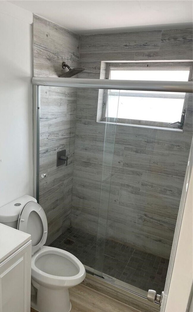 Building Photo - 2 BEDROOM 1 BATH | LITTLE HAVANA WITH PARKING