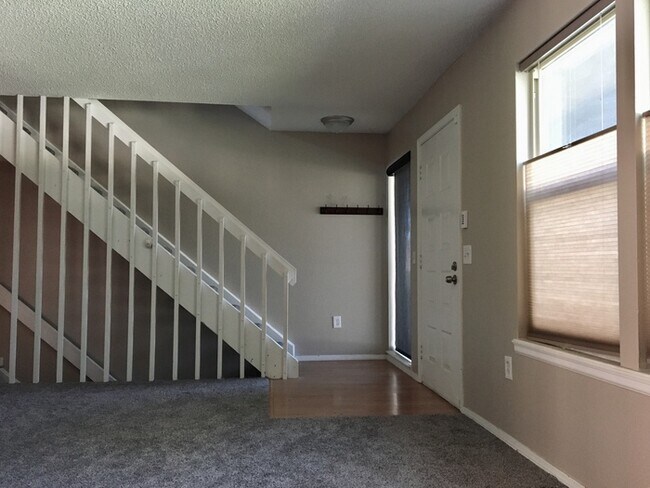 Building Photo - Gorgeous Townhome in The Timbers