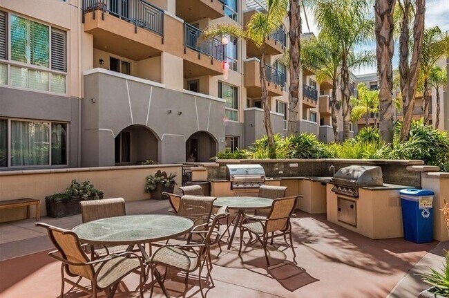 Building Photo - 2B2B in Pell Place Community