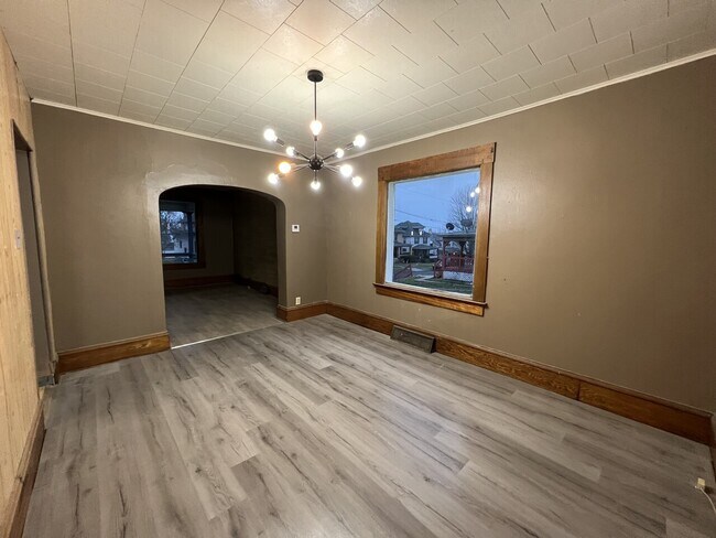 Building Photo - 929 Winslow Ave