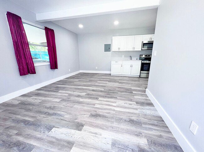 Foto del edificio - 1390 Riverland Rd