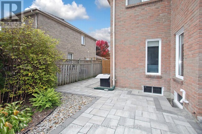 Photo du bâtiment - 295 Brimson Dr