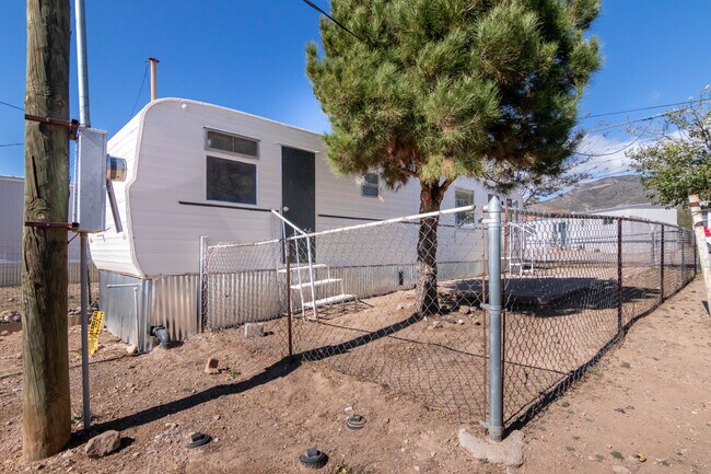 Building Photo - 825 W Sieling Loop