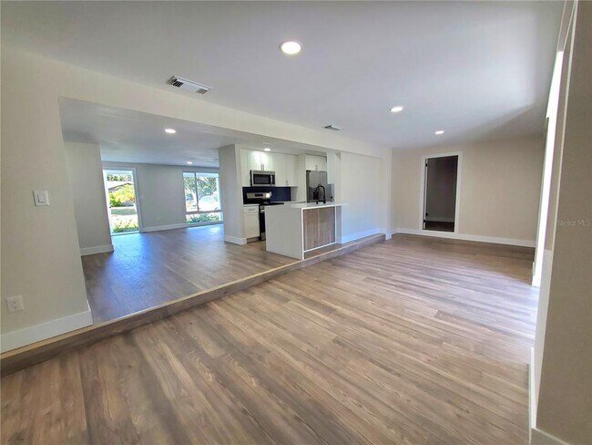 Building Photo - 20191 Gladstone Ave