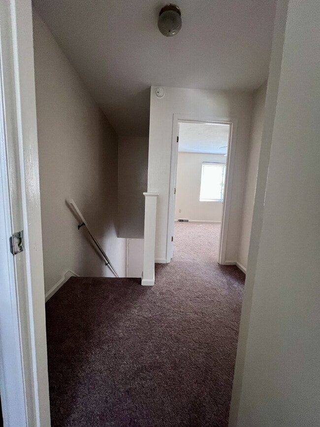 Building Photo - 2 Bedroom / 1 Bath Duplex Available Now