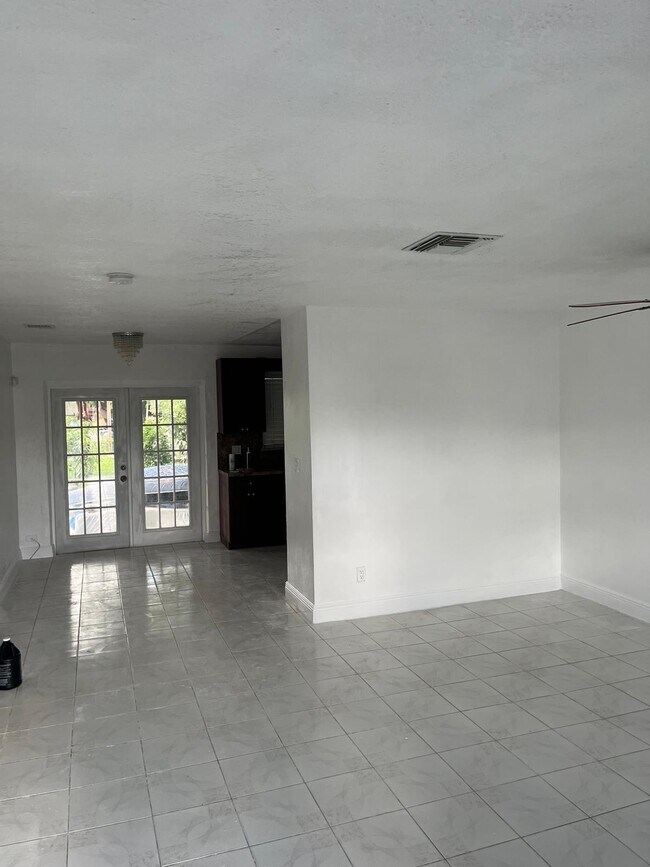 Foto del edificio - 5315 NW 16th Ct