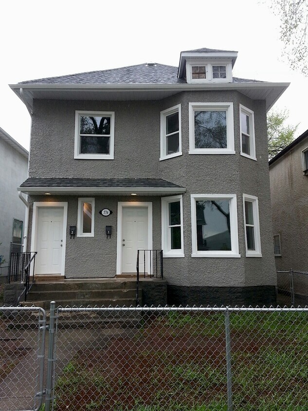 Photo principale - 576-576 College Ave