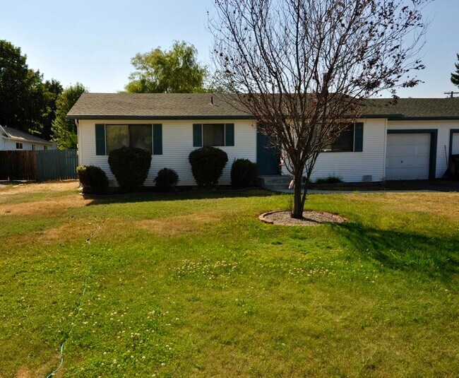 Foto del edificio - 3 bed 2 bath rancher duplex close to Hayden Lake