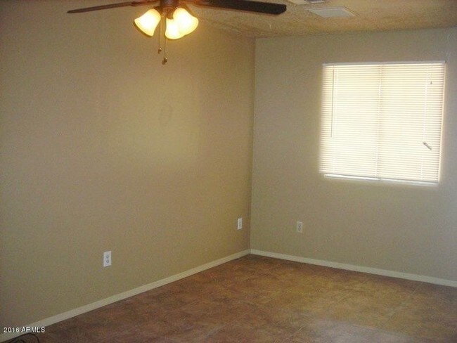 Foto del edificio - 7944 W Campbell Ave