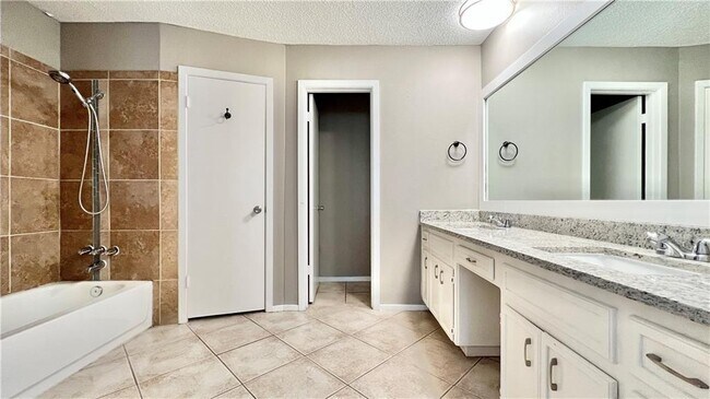 Foto del edificio - 11909 Hardwood Trail