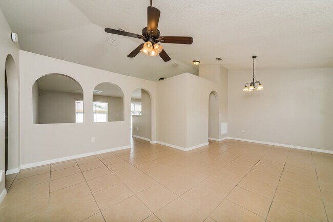Building Photo - 330 Medina Ct