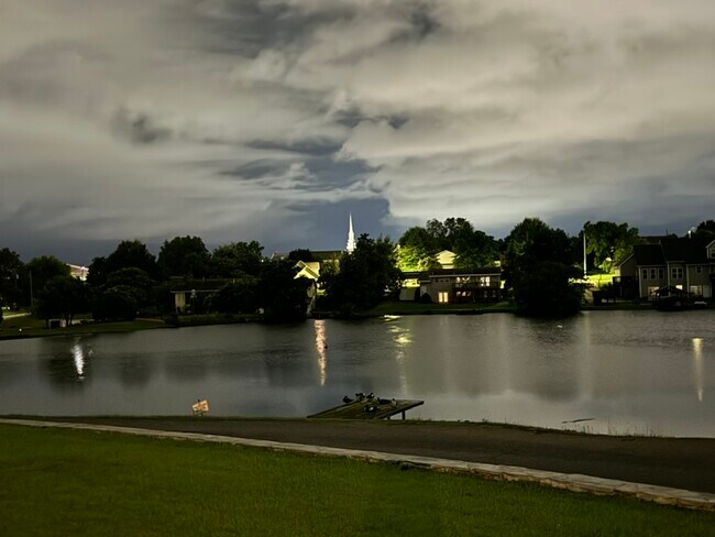 Foto del edificio - 3 Forest Lake Dr