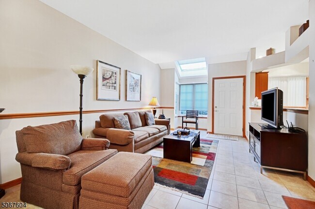 Foto del edificio - 99 Birchwood Rd