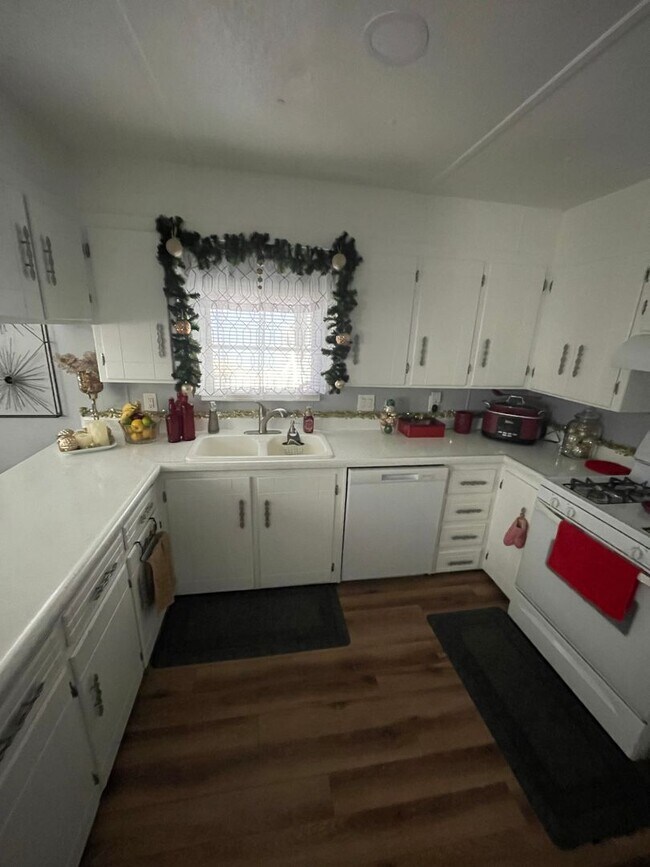 Building Photo - Charming 2-bedroom Home Available August!!
